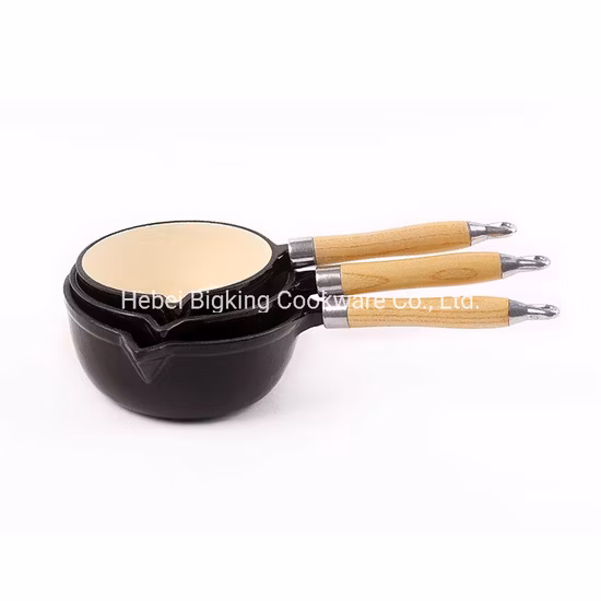 나무 손잡이가 달린 둥근 주철 냄비 밥솥